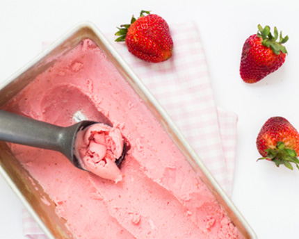 Homemade Strawberry Frozen Yogurt