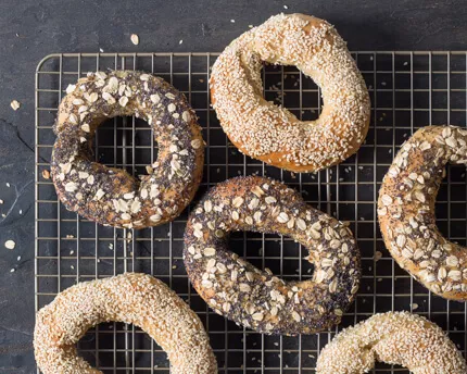 Six bagels on a wire rack